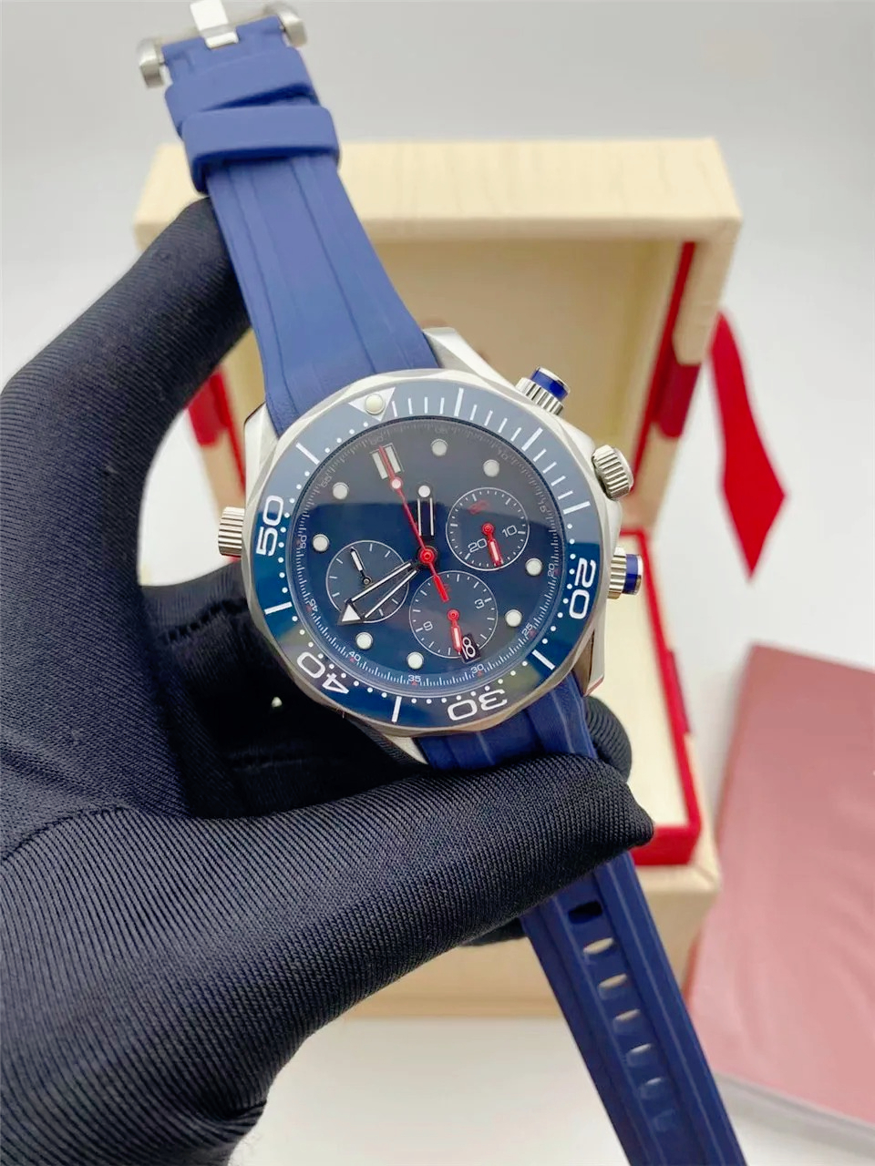 Luxury Watch Display - 43mm Mens Elegant Luxury Quartz Chronograph